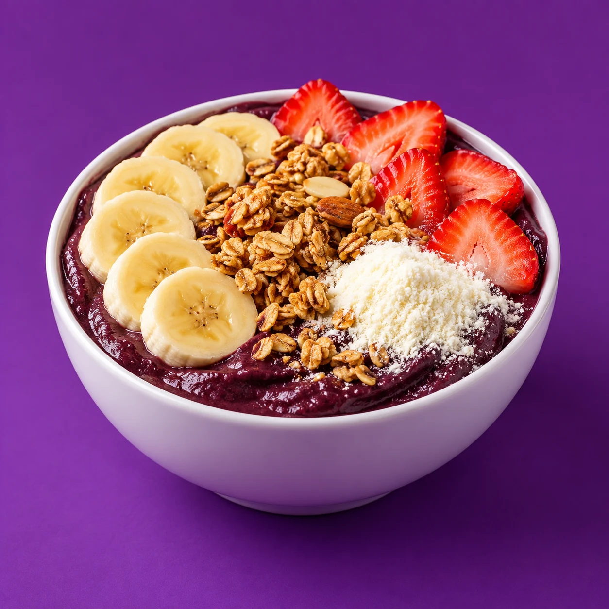 Tigela de açaí com morangos, banana, granola e leite em pó